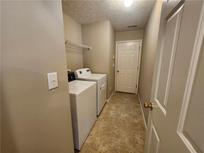 Building Photo - 1052 Ludwick Way