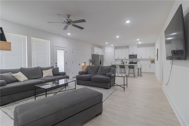 Building Photo - 112 S Broyles Ave