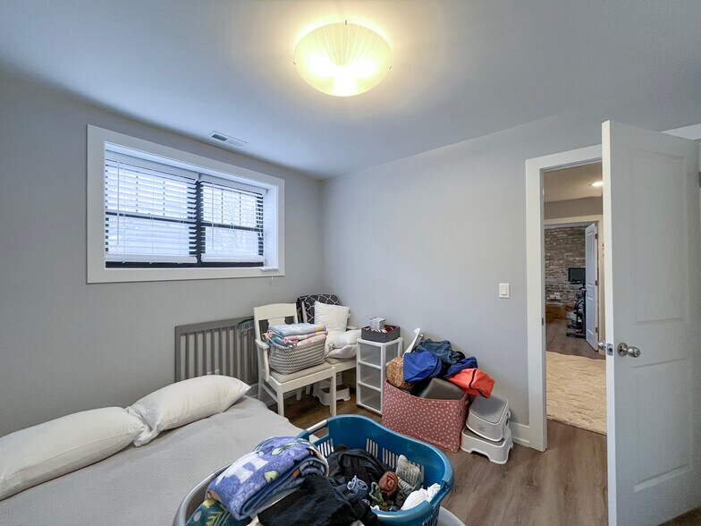 Building Photo - 1750 W Summerdale Ave