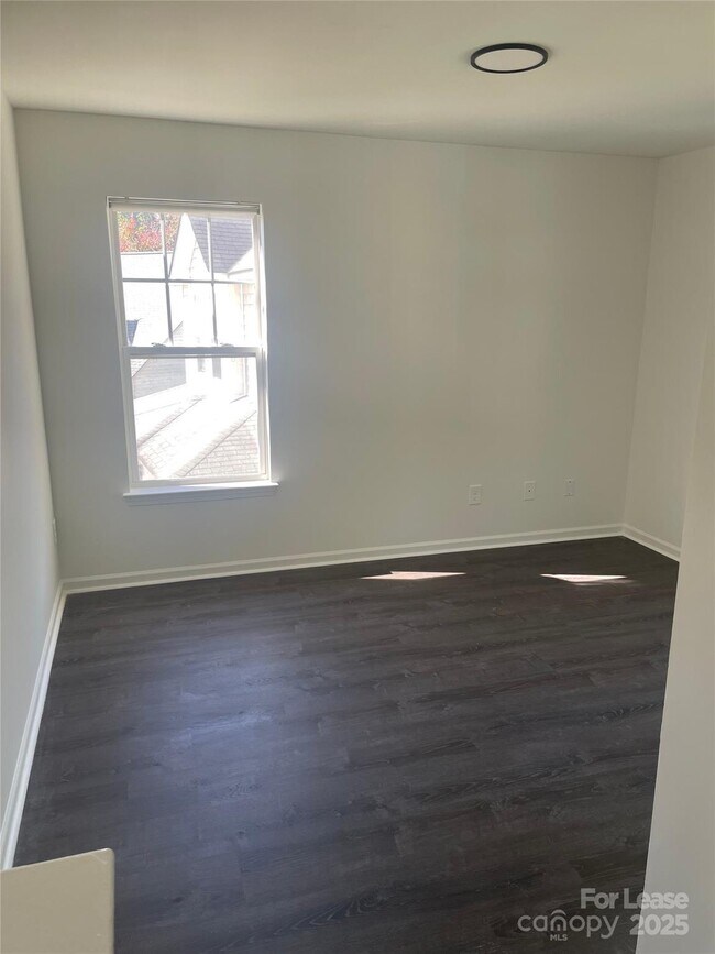 Building Photo - 242 Amir Cir