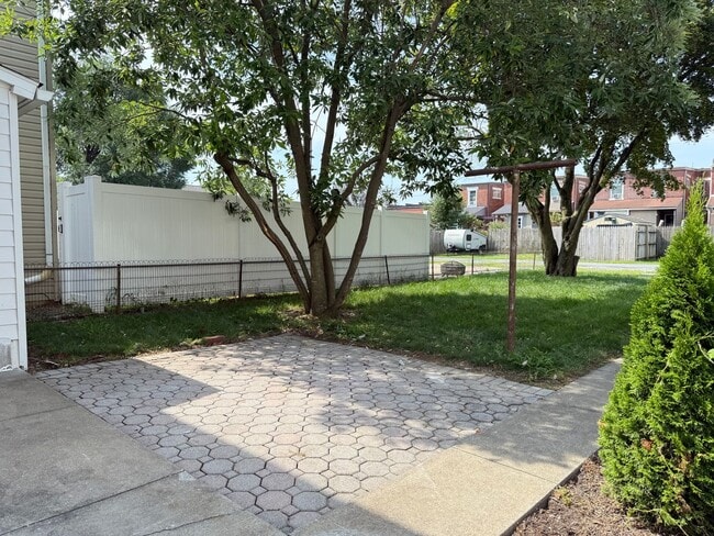 Building Photo - Spacious 3 bedroom 1 Bathroom Home in Manh...