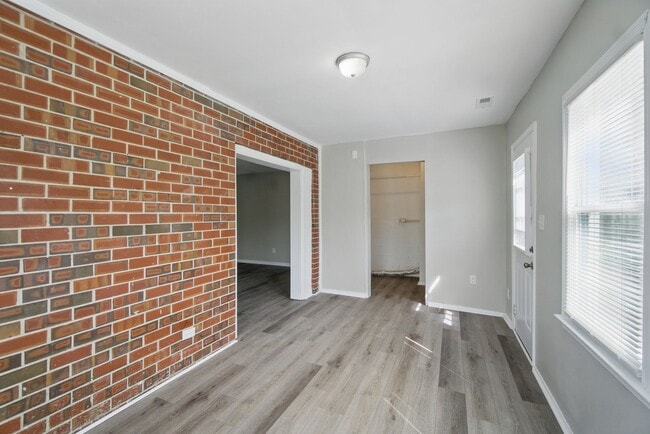 Building Photo - Mangold Real Estate - Conveniently Located...