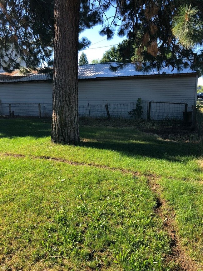 Building Photo - Clean & cozy 2 bedroom 1 bath Rancher comi...
