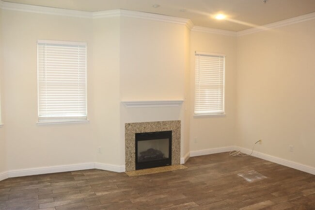 Building Photo - Downtown Victorian with new appliances