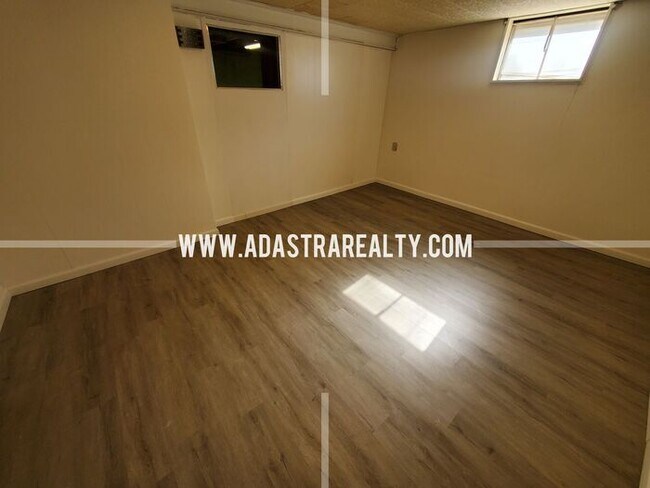 Building Photo - Spacious Overland Park Ranch Home w/Finish...