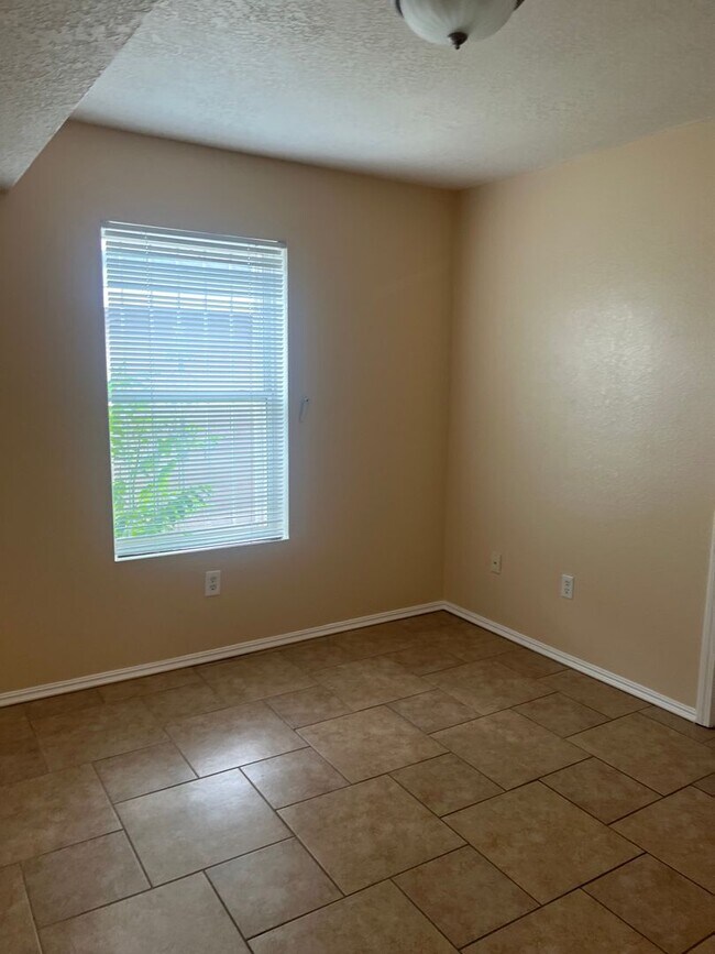 Building Photo - Spacious 4 Bedroom Home Ready for Immediat...