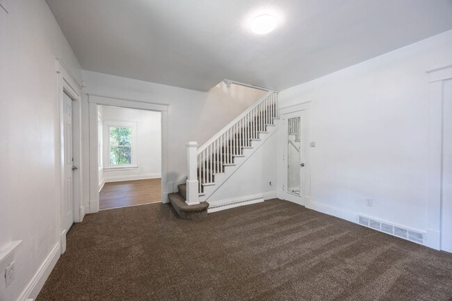 Building Photo - Renovated Large 4 Bedroom House in McKeesp...