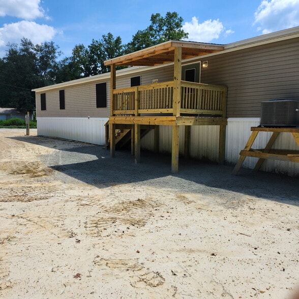 Building Photo - 35288 Curtis Dr