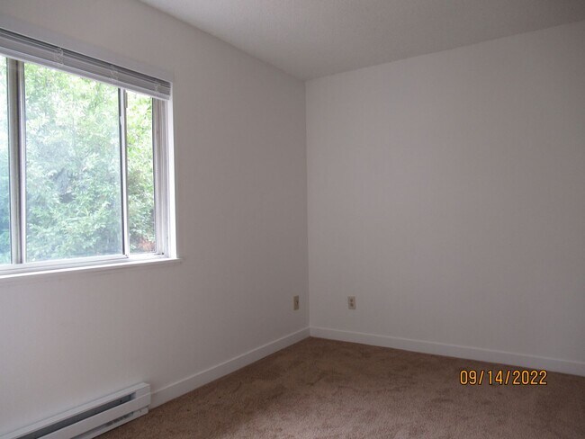 Building Photo - MOVE-IN SPECIAL!*** Fully Remodeled Townho...