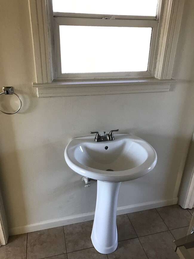 Building Photo - 605 E 10th St