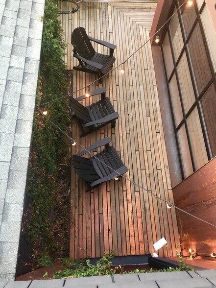 deck outside main kitchen - 2631 Kenwood Ave