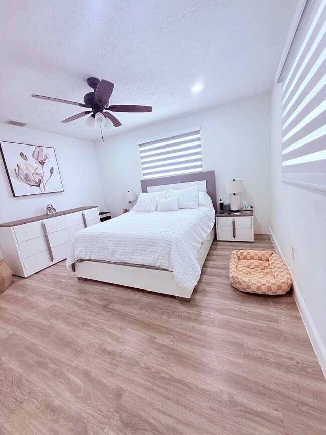 Building Photo - 302 SW Whitmore Dr