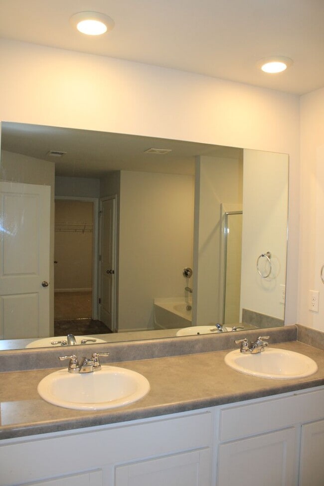 Building Photo - 3 Bedroom 2 .5 Bath Townhome Hephzibah!