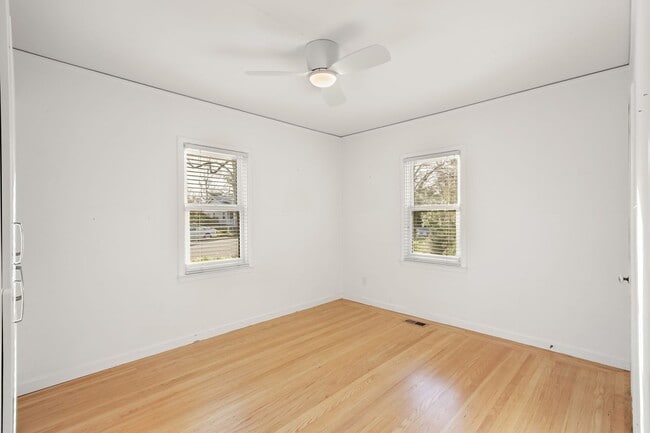 Building Photo - Downtown Davis Cottage-Available for Spring Move In