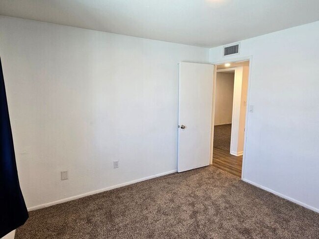 Building Photo - 3-bedroom by New Re-developed Paradise Val...