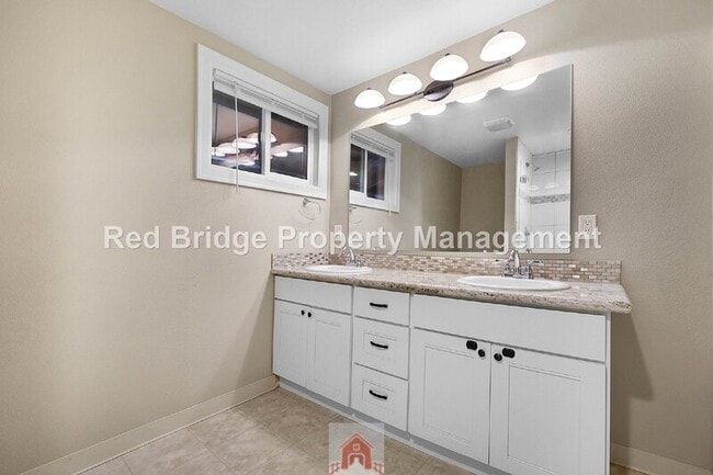 Building Photo - 5695 SW Washington Ct