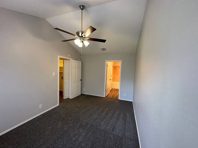 Building Photo - CUTE 3 BEDROOM 2 BATH IN NORTHSIDE ISD