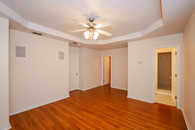 Building Photo - 1000 Ranchway Dr
