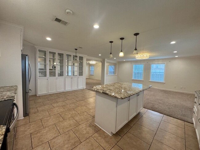 Building Photo - ***Super Spacious Home featuring 5 Bedroom...