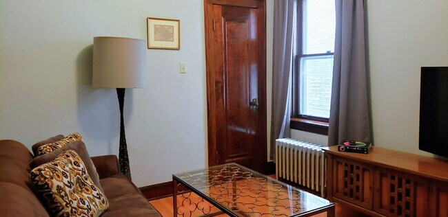 Building Photo - Historic 3 Bedroom in Portage Park