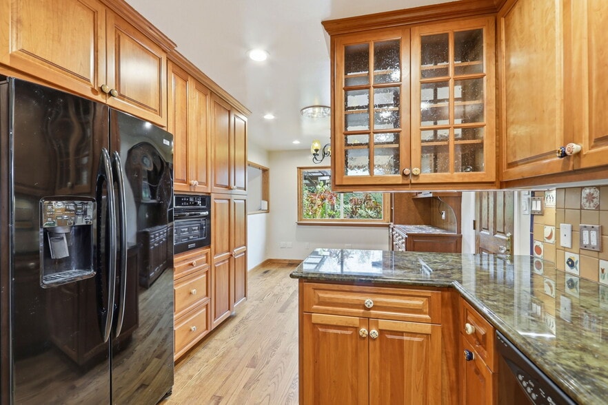 Building Photo - 927 Lorne Way