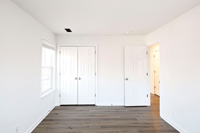 Building Photo - Updated End-Unit Townhome in Crozet