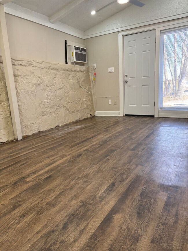 Building Photo - Downstairs Unit Ready for Move-in~ Spacious one Bedroom & one Bath   ((New Vinyl Plank Flooring i...