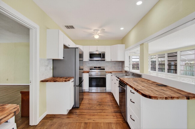 Building Photo - 817 N Palmway