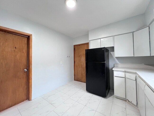 Building Photo - 5217 S Hermitage Ave