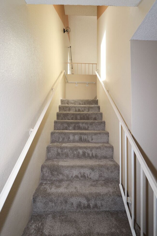 Building Photo - **24210 Sylvan Glen Rd #F Diamond Bar** 2 bedroom 2 bath Townhouse !!