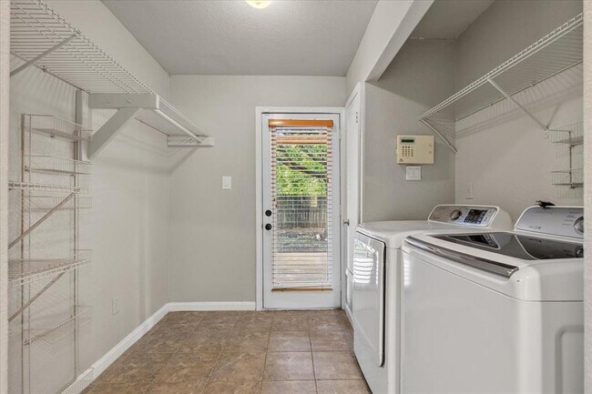 Building Photo - 7604 Robalo Rd