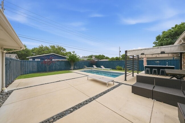 Building Photo - 4008 Hatherly Dr