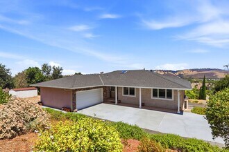 Building Photo - Million Dollar Views! Available Now!