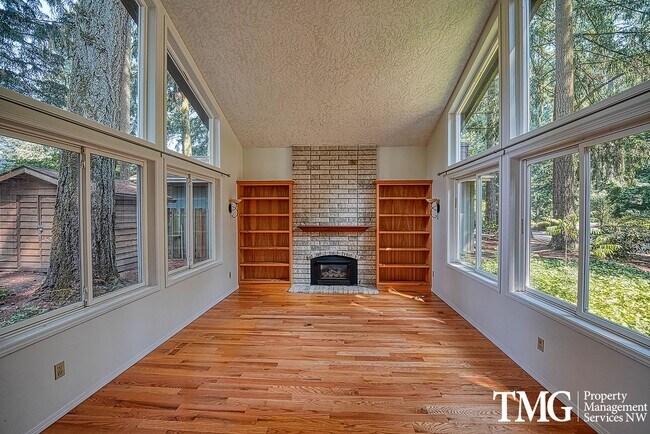Building Photo - 3841 SE Madsen Ct