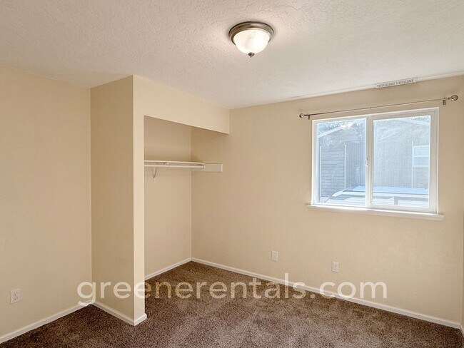 Building Photo - 3BD/1.5BA in Desired West Olympia Location