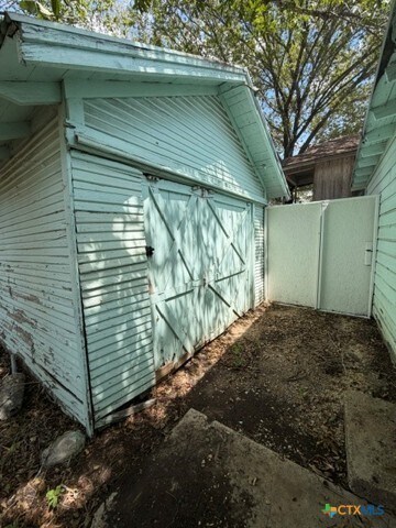 Building Photo - 322 W Austin St