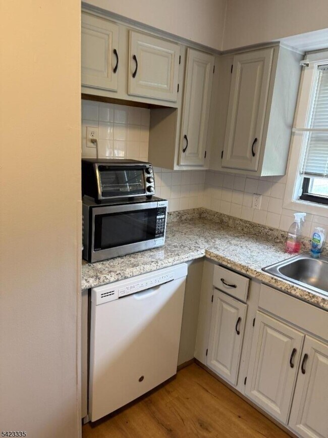 Building Photo - 10 Colonial Dr