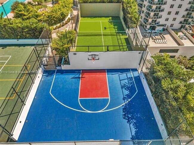 Building Photo - 700 NE 24th St