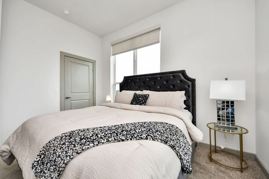 Building Photo - 1111 Shepherd Dr