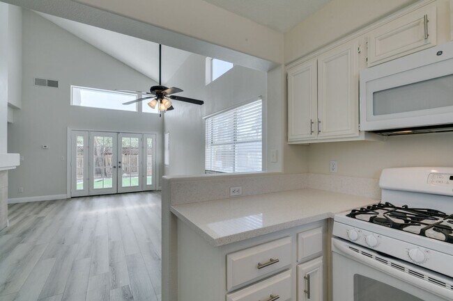 Building Photo - Charming 3-Bedroom Home in Green Valley wi...