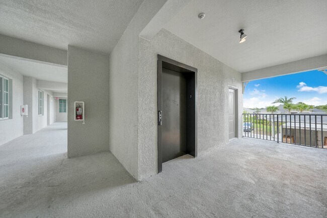 Building Photo - "Spacious 3-Bed with 2 Baths Condo in Prime Venice Location"