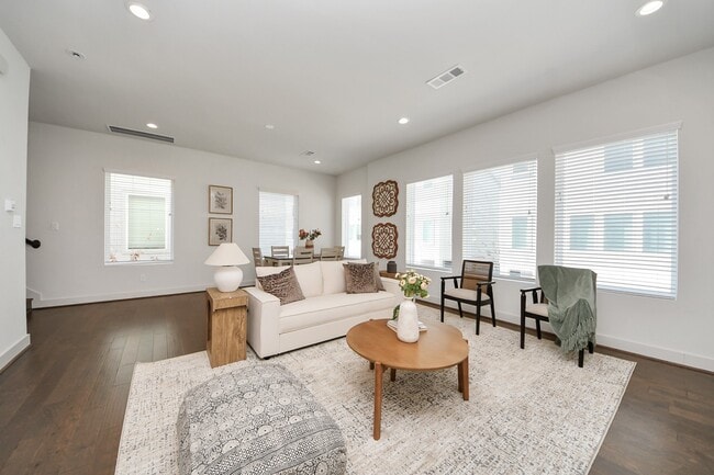 Building Photo - 4810 Martin Oaks Ln