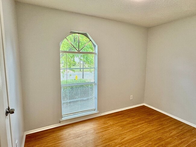Building Photo - Charming 3-bedroom waiting to be yours !!