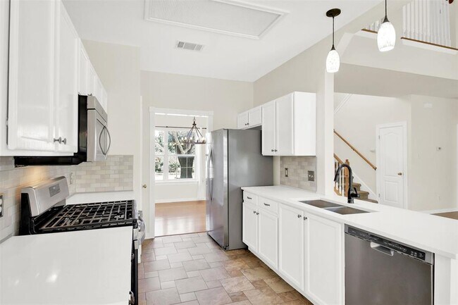 Building Photo - 1613 Country Squire Dr