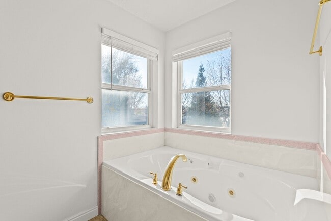 Building Photo - Spacious 4 Bedroom Home in Quiet Orem Neighborhood