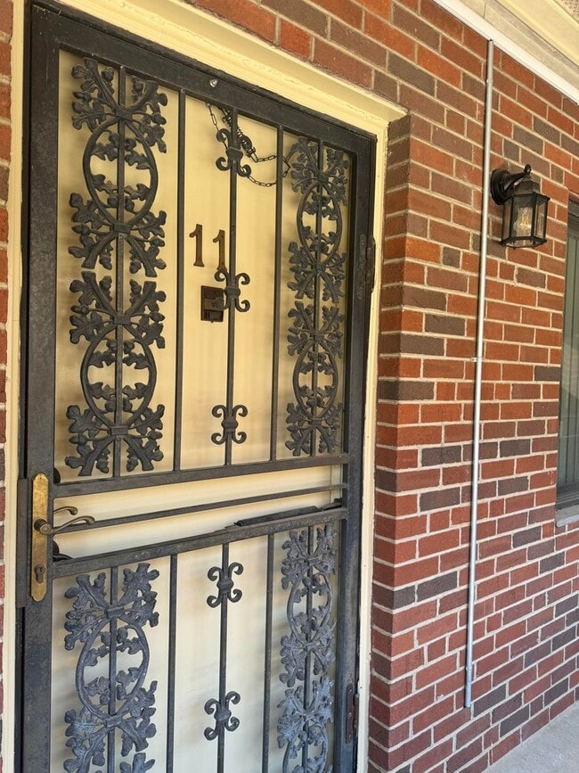 Building Photo - Great location for $1450/month - 2bd/1ba with TWO assigned parking spaces (tandem spaces)