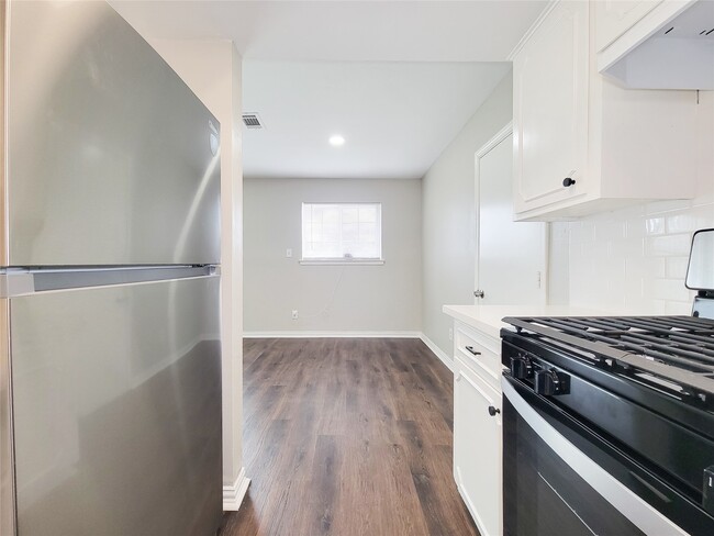 Building Photo - 6439 Oaknut Dr