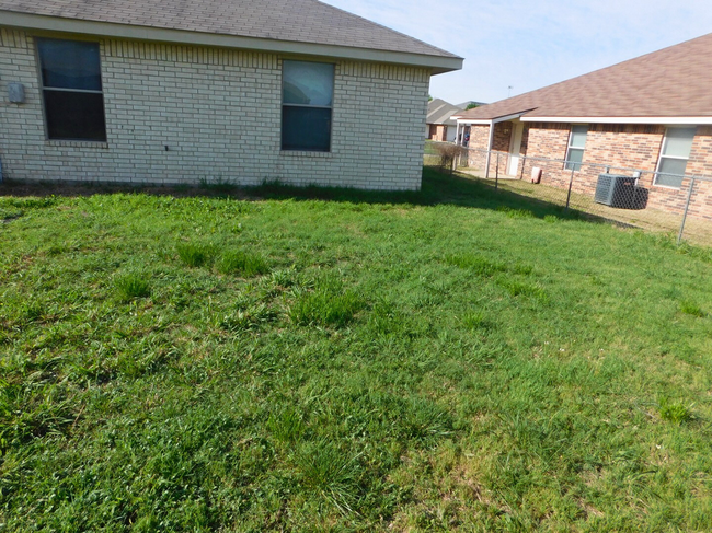 Building Photo - 2803 Alma Dr