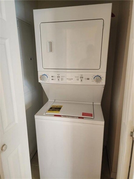 Building Photo - 870 Marina Dr