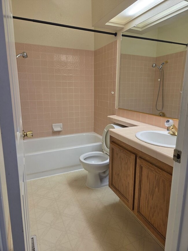Building Photo - Spacious Laurel Creek Home